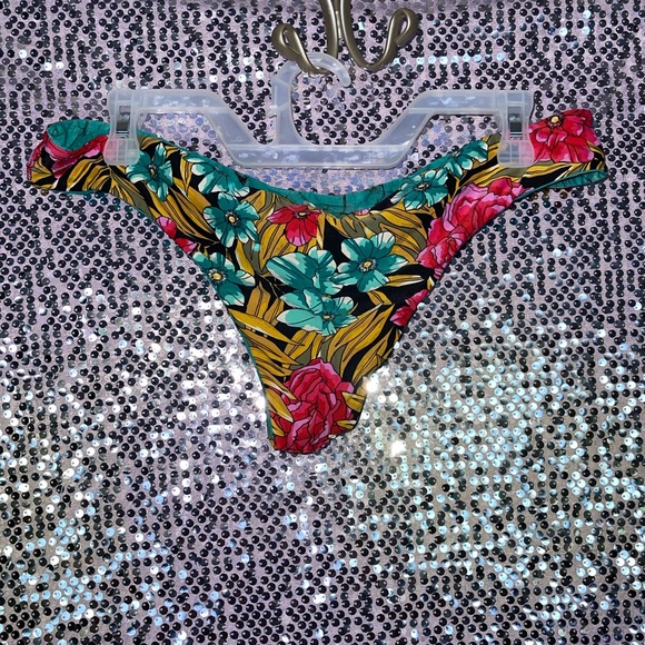 Reversible Swimsuit 🦋🐠 - Picture 7 of 8